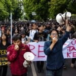Ribuan mahasiswa dari berbagai kampus menggelar aksi demonstrasi bertajuk "Menuju Indonesia Bangkrut" di Jakarta, Jumat (12/6/2026).