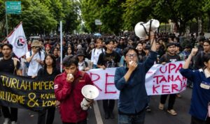 Ribuan mahasiswa dari berbagai kampus menggelar aksi demonstrasi bertajuk "Menuju Indonesia Bangkrut" di Jakarta, Jumat (12/6/2026).
