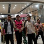 Tersangka Andri Mulyono berjalan dikawal penyidik Kejaksaan Agung setelah ditetapkan dalam kasus dugaan korupsi Program Makan Bergizi Gratis.