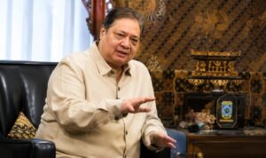 Airlangga Minta Himbara Tahan Kenaikan Bunga Kredit Airlangga Hartarto menyampaikan pernyataan terkait kenaikan BI Rate dan bunga kredit perbankan di Jakarta.
