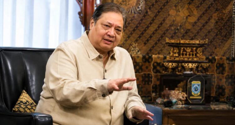 Airlangga Hartarto menyampaikan pernyataan terkait kenaikan BI Rate dan bunga kredit perbankan di Jakarta.