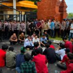 Mahasiswa Aliansi Cipayung Plus berdialog dengan DPRD Banten di bawah pengamanan Polresta Serang Kota saat aksi unjuk rasa di Serang.