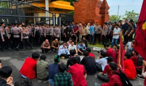 Polresta Serang Kota Kawal Aksi Cipayung Plus di Banten Mahasiswa Aliansi Cipayung Plus berdialog dengan DPRD Banten di bawah pengamanan Polresta Serang Kota saat aksi unjuk rasa di Serang.