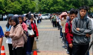 Antrean Pencari Kerja di Kabupaten Serang Antrean pencari kerja mengikuti proses rekrutmen kerja di Kabupaten Serang, Banten.