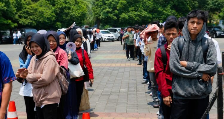 Antrean pencari kerja mengikuti proses rekrutmen kerja di Kabupaten Serang, Banten.