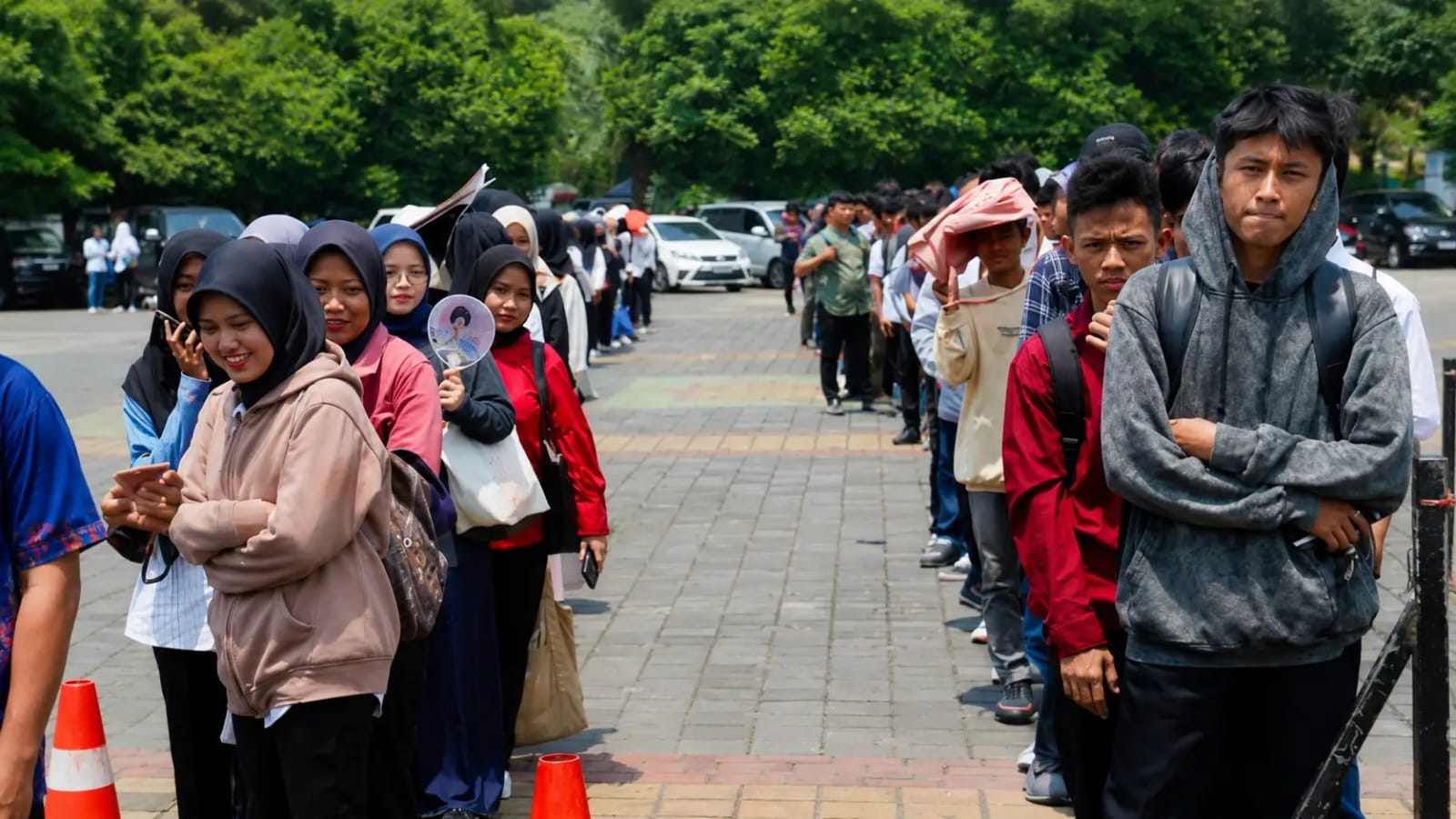 Antrean pencari kerja mengikuti proses rekrutmen kerja di Kabupaten Serang, Banten.