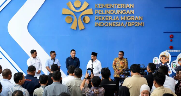 Gubernur Banten Andra Soni bersama Menteri P2MI Mukhtarudin menghadiri penandatanganan kerja sama penguatan pelindungan pekerja migran Indonesia di Jakarta.