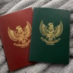 Buku nikah terkait putusan MK yang menegaskan istri boleh ikut mencari nafkah dalam keluarga.