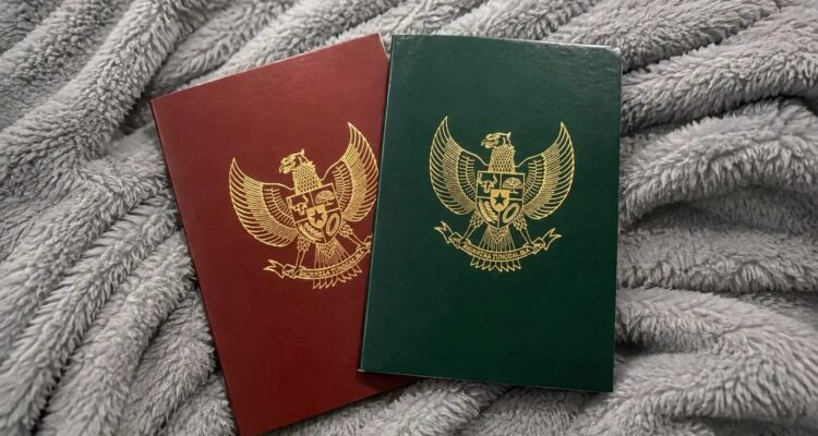 Buku nikah terkait putusan MK yang menegaskan istri boleh ikut mencari nafkah dalam keluarga.