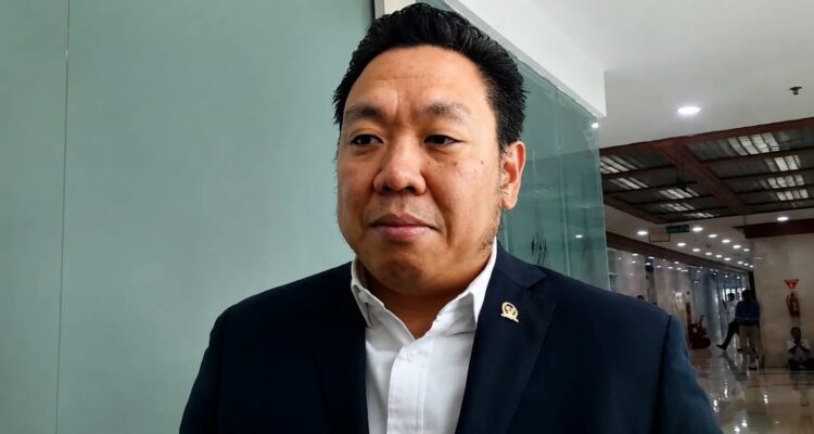 Charles Honoris memberikan keterangan terkait rapat tertutup Komisi IX DPR dan Badan Gizi Nasional mengenai anggaran Program Makan Bergizi 2027.