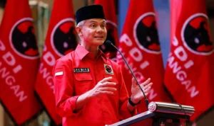 Ganjar Pranowo menyampaikan pandangan politik PDI-P di hadapan kader partai dalam sebuah acara resmi.
