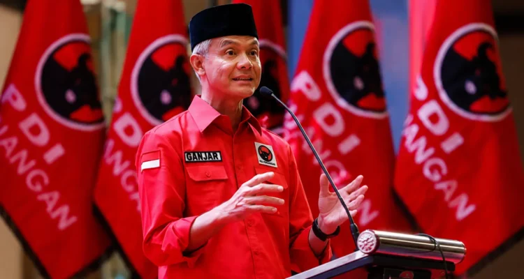 Ganjar Pranowo menyampaikan pandangan politik PDI-P di hadapan kader partai dalam sebuah acara resmi.