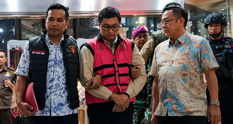 Andri Mulyono (tengah) digiring penyidik Kejaksaan Agung usai ditetapkan sebagai tersangka kasus dugaan korupsi pengadaan motor listrik Program Makan Bergizi Gratis (MBG)