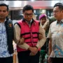 Andri Mulyono (tengah) digiring penyidik Kejaksaan Agung usai ditetapkan sebagai tersangka kasus dugaan korupsi pengadaan motor listrik Program Makan Bergizi Gratis (MBG)