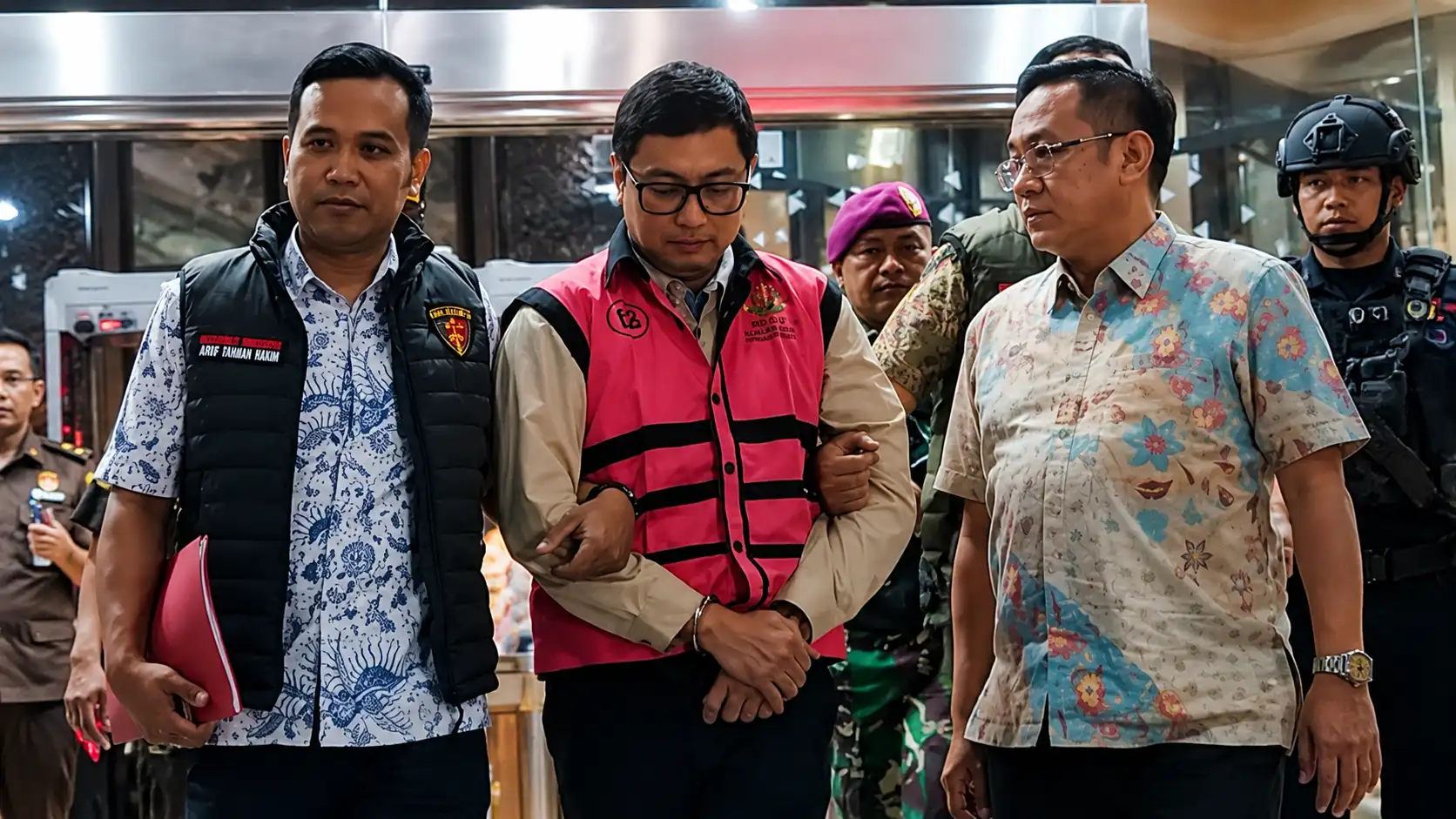 Andri Mulyono (tengah) digiring penyidik Kejaksaan Agung usai ditetapkan sebagai tersangka kasus dugaan korupsi pengadaan motor listrik Program Makan Bergizi Gratis (MBG)
