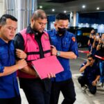 Glory Harimas Sihombing dikawal petugas Kejaksaan Agung usai ditetapkan sebagai tersangka kasus dugaan korupsi Program Makan Bergizi Gratis (MBG) di Jakarta.