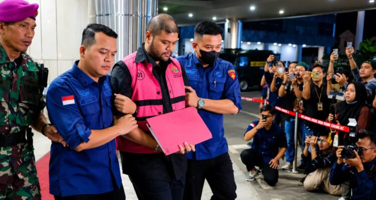 Glory Harimas Sihombing dikawal petugas Kejaksaan Agung usai ditetapkan sebagai tersangka kasus dugaan korupsi Program Makan Bergizi Gratis (MBG) di Jakarta.
