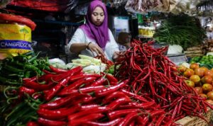 Pedagang menata cabai merah dan bahan pangan di pasar tradisional saat harga sejumlah komoditas mengalami kenaikan.