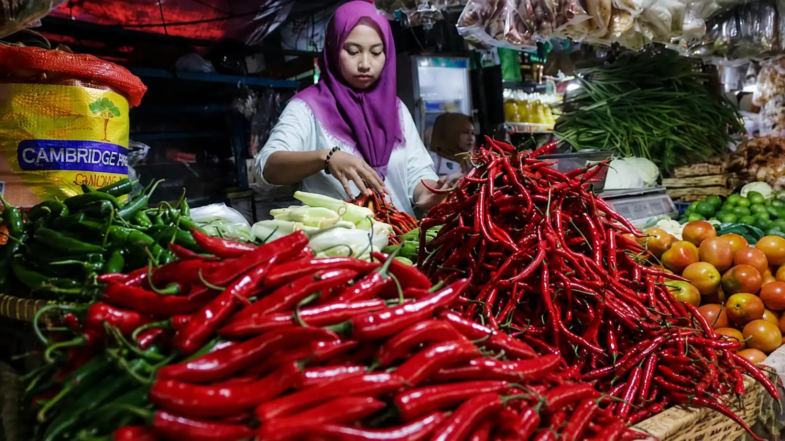 Pedagang menata cabai merah dan bahan pangan di pasar tradisional saat harga sejumlah komoditas mengalami kenaikan.