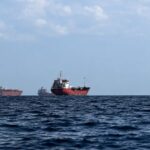 Kapal-kapal melintas di Selat Hormuz yang menjadi jalur perdagangan energi dunia.