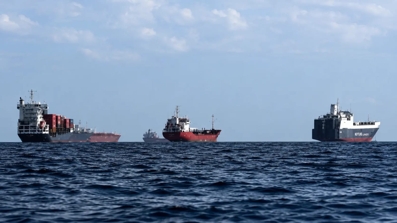 Kapal-kapal melintas di Selat Hormuz yang menjadi jalur perdagangan energi dunia.