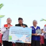 Pertamina meluncurkan Autonomous Trash Skimmer berbasis AI untuk membersihkan sampah laut di Bali.