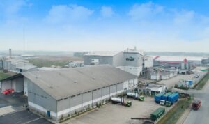 kawasan-industri-cikande.webp Kawasan industri di Kabupaten Serang dengan deretan pabrik, gudang, dan kendaraan logistik dari sudut udara.