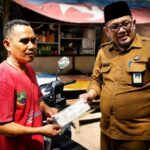 Petugas Samsat Cilegon menyerahkan pemberitahuan kepada wajib pajak kendaraan dalam Program Penelusuran Tunggakan Pajak Kendaraan Bermotor (Pentung).