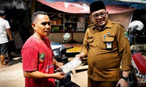 Program Pentung Samsat Cilegon Tingkatkan Kepatuhan Wajib Pajak Kendaraan Petugas Samsat Cilegon menyerahkan pemberitahuan kepada wajib pajak kendaraan dalam Program Penelusuran Tunggakan Pajak Kendaraan Bermotor (Pentung).