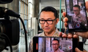 KPK Telusuri Aset dalam Kasus Kuota Haji Jubir KPK Budi Prasetyo memberikan keterangan terkait penyidikan kasus kuota haji dan penelusuran aset di Gedung Merah Putih KPK.