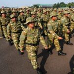 Peserta Latsarmil Komcad mengikuti latihan baris berbaris.