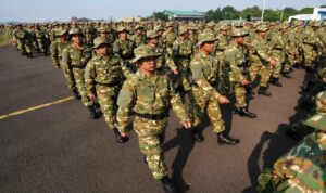 Peserta Latsarmil Komcad mengikuti latihan baris berbaris.