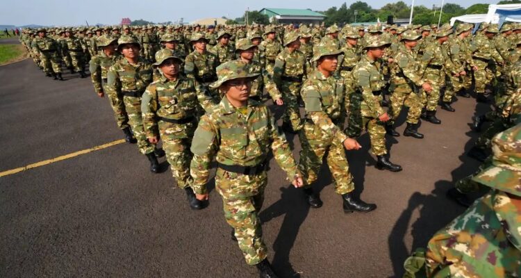 Peserta Latsarmil Komcad mengikuti latihan baris berbaris.