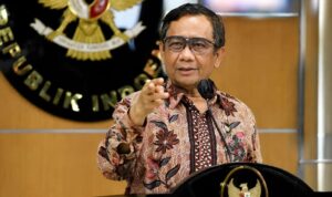mahfud-md-negara-bukan-milik-penguasa-juni-2026.webp Mahfud MD saat menyampaikan pandangan mengenai negara, demokrasi, dan peran warga negara dalam menjaga Indonesia.