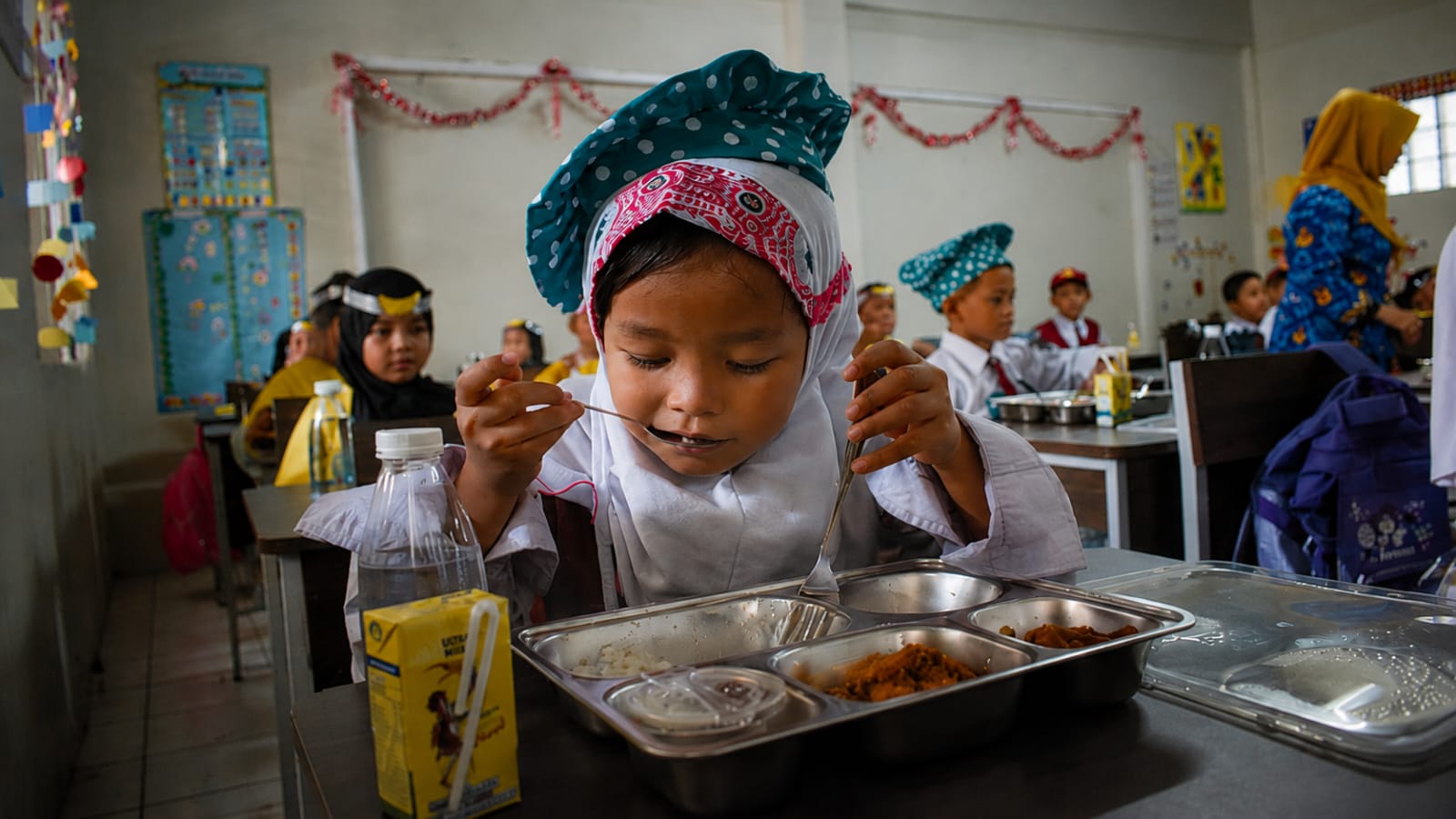 Siswa sekolah menikmati Program Makan Bergizi Gratis sebagai upaya peningkatan kualitas sumber daya manusia Indonesia.