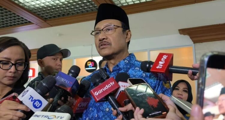 Menteri Sosial Saifullah Yusuf atau Gus Ipul menyampaikan usulan tambahan anggaran Kemensos 2027 kepada awak media di Jakarta.
