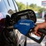 Nozzle Pertamax mengisi tangki kendaraan di SPBU Pertamina setelah kenaikan harga BBM non-subsidi.