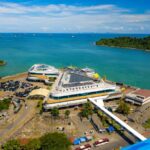 Terminal Eksekutif Merak di Banten terlihat dari udara dengan latar laut Selat Sunda dan aktivitas transportasi penyeberangan.