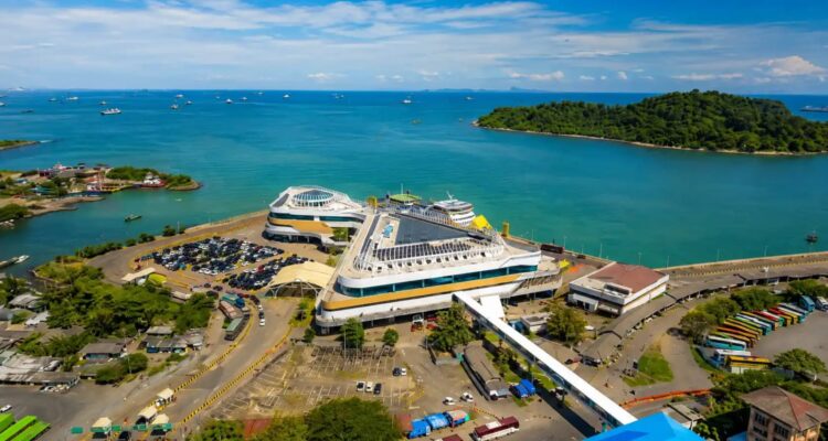 Terminal Eksekutif Merak di Banten terlihat dari udara dengan latar laut Selat Sunda dan aktivitas transportasi penyeberangan.