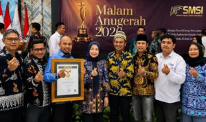 Pemkab Serang Raih Penghargaan SMSI 2026 Bupati Serang menerima penghargaan SMSI 2026 di Hall Dewan Pers Jakarta.