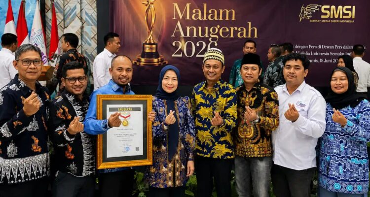 Bupati Serang menerima penghargaan SMSI 2026 di Hall Dewan Pers Jakarta.