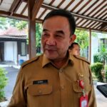 Sekda Kabupaten Tangerang Soma Atmaja saat memberikan keterangan terkait antisipasi dampak kenaikan harga Pertamax.