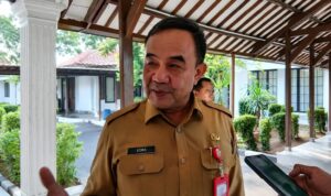 Sekda Kabupaten Tangerang Soma Atmaja saat memberikan keterangan terkait antisipasi dampak kenaikan harga Pertamax.