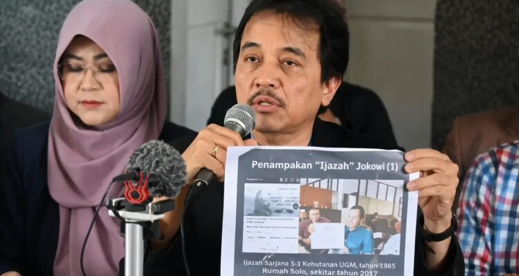 Roy Suryo menunjukkan dokumen saat memberikan keterangan kepada media terkait polemik ijazah Jokowi.