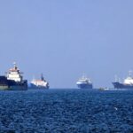 Sejumlah kapal tanker dan kapal kargo berlayar di perairan Teluk menjelang normalisasi aktivitas pelayaran di Selat Hormuz.