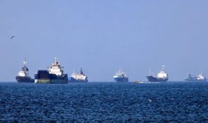 Sejumlah kapal tanker dan kapal kargo berlayar di perairan Teluk menjelang normalisasi aktivitas pelayaran di Selat Hormuz.