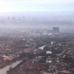 Pemandangan udara kawasan Tangerang Raya yang diselimuti kabut polusi dengan kualitas udara memburuk akibat tingginya konsentrasi PM2.5.