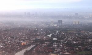 Kabut Polusi Selimuti Tangerang Saat PM2.5 Melonjak Pemandangan udara kawasan Tangerang Raya yang diselimuti kabut polusi dengan kualitas udara memburuk akibat tingginya konsentrasi PM2.5.