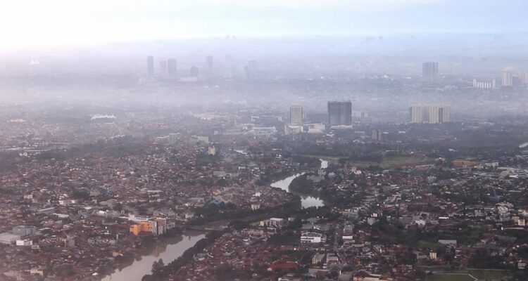 Pemandangan udara kawasan Tangerang Raya yang diselimuti kabut polusi dengan kualitas udara memburuk akibat tingginya konsentrasi PM2.5.