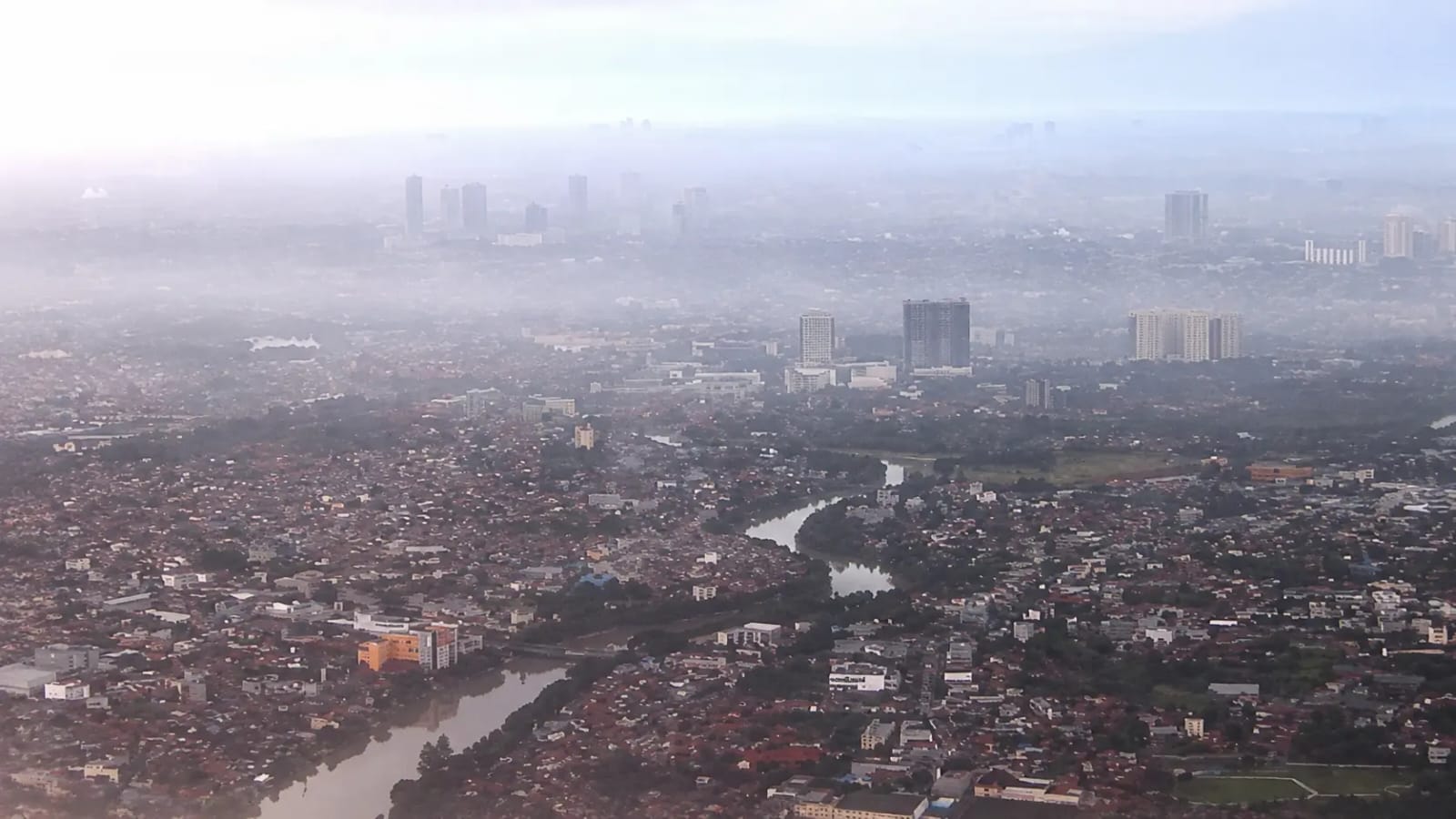 Pemandangan udara kawasan Tangerang Raya yang diselimuti kabut polusi dengan kualitas udara memburuk akibat tingginya konsentrasi PM2.5.